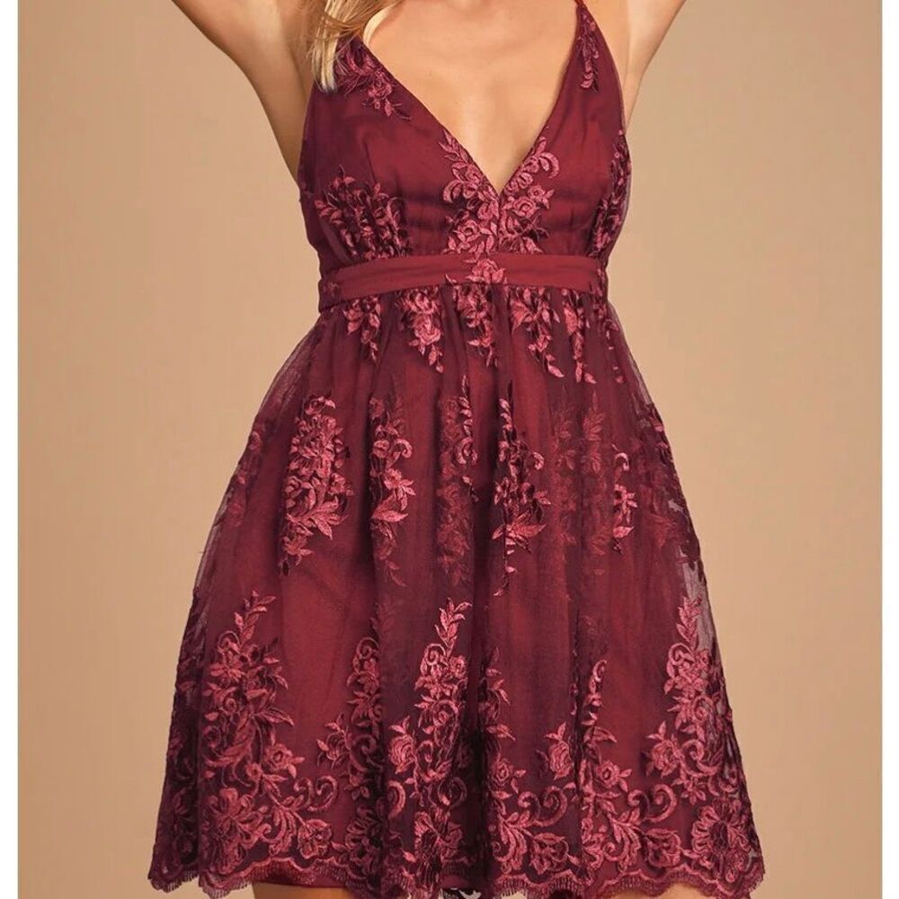 Lulu‘s A love to remember wine red lace backless, mini dress size medium ￼